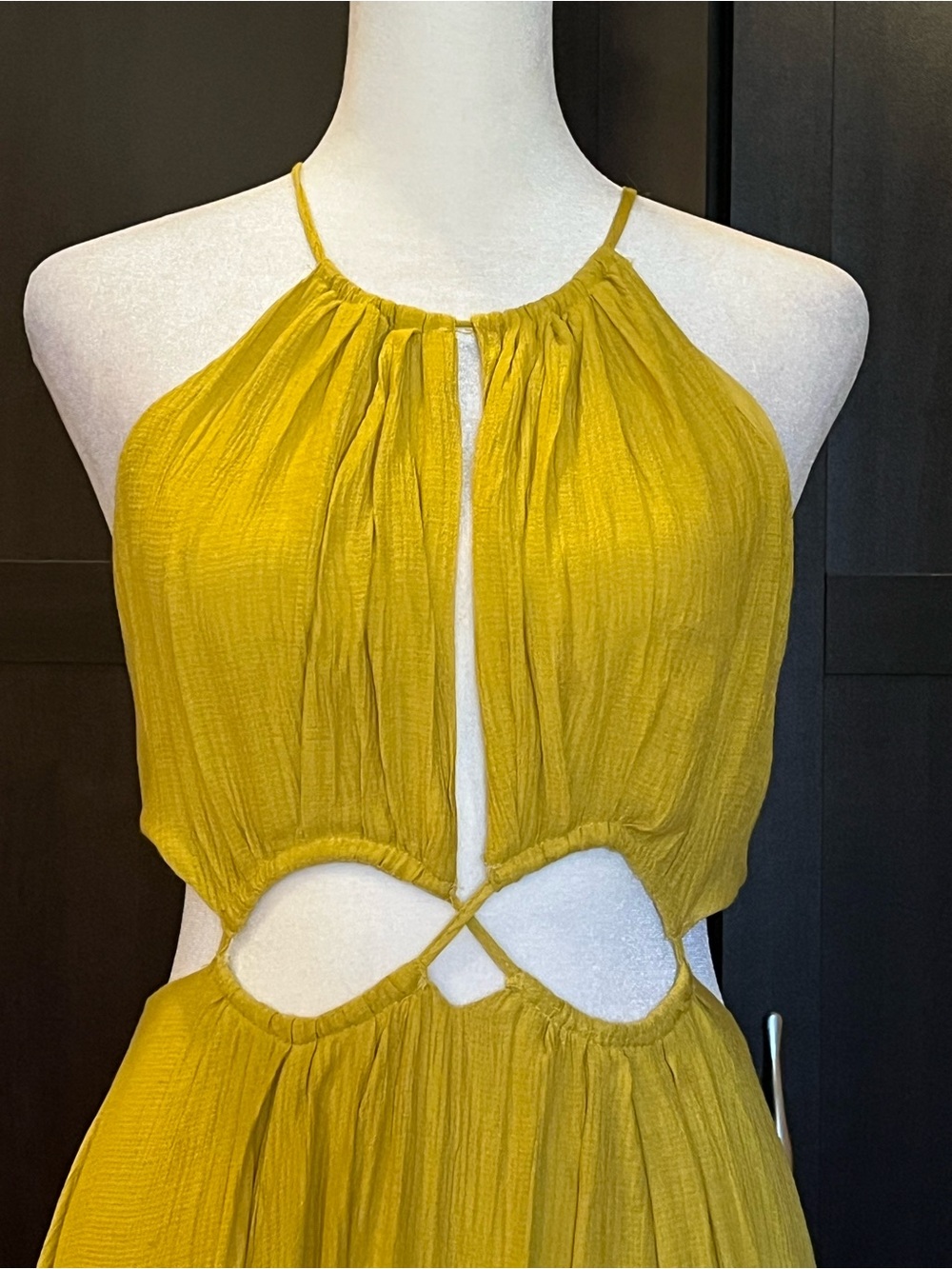 Halter dress w/ cutouts around waist. Front slit Stretchy waist. Subtle yellow M - Picture 6 of 12